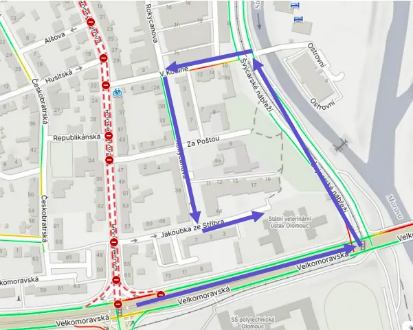 Mapa objížďky k ústavu v dubnu 2025: uzavřený úsek ulice Rooseveltova je vyznačen červeně, objízdná trasa modře.