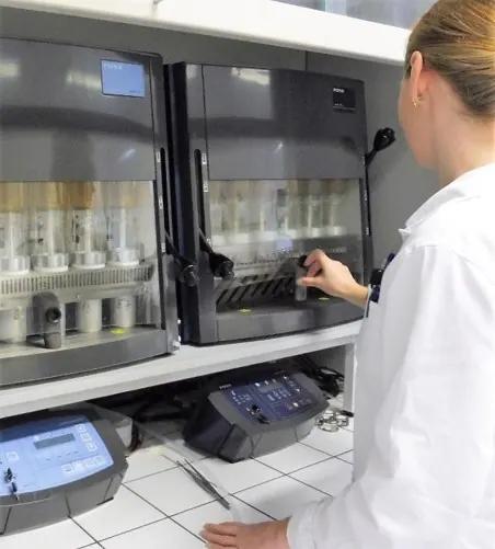 Laborantka obsluhuje automatický analyzátor