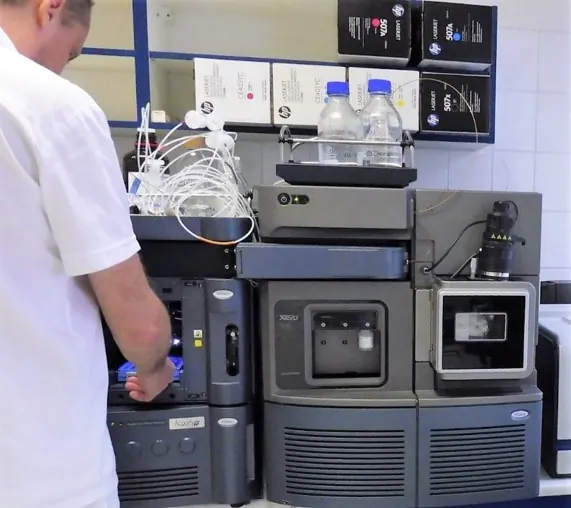 Laborant u kapalinového chromatografu