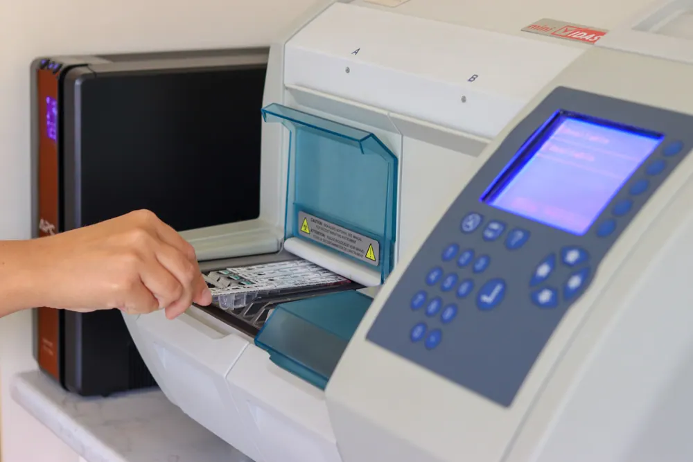 Vkládání vzorků do imunoanalyzátoru VIDAS