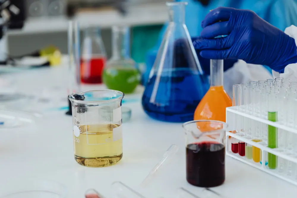 Laboratorní sklo s barevnými roztoky