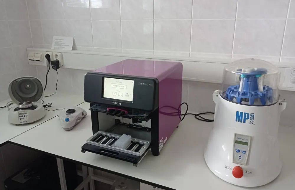Laboratoř PCR s přístroji pro izolaci nukleových kyselin